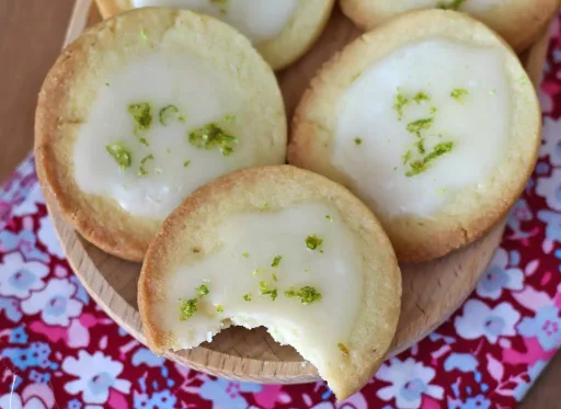 Biscuiți cu unt și lămâie verde, acoperiți cu glazură