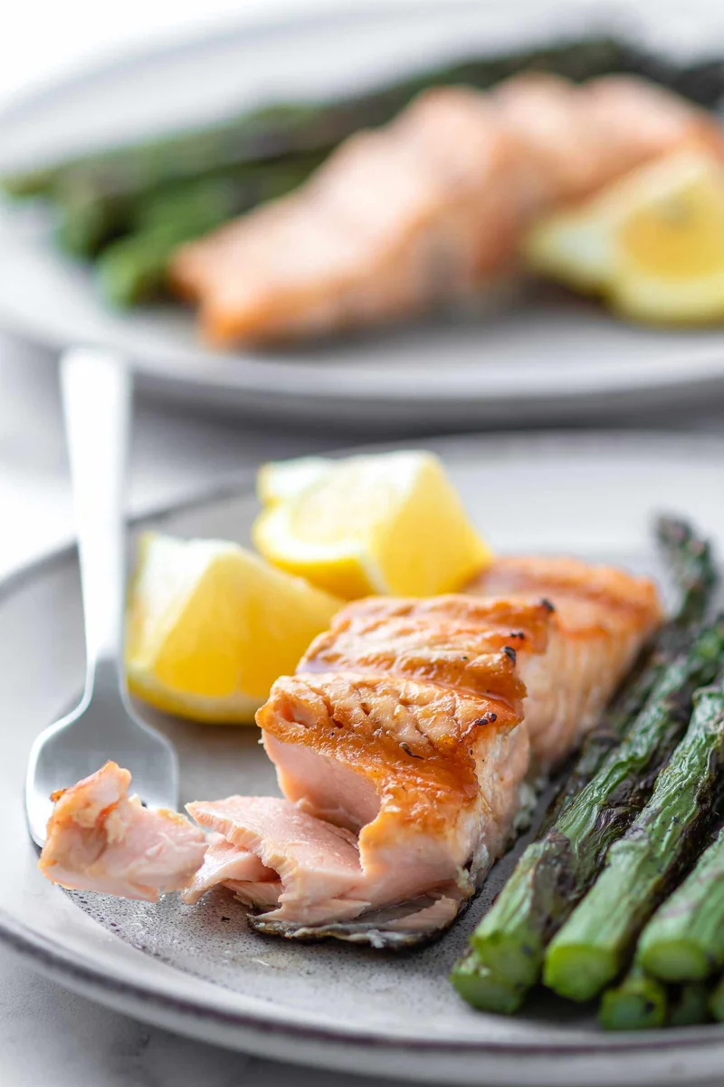 Salmon i pjekur lehtë në skarë