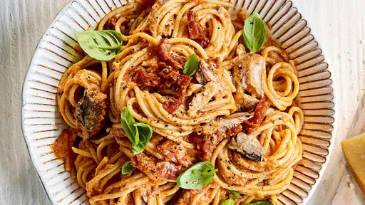 Espaguetis con tomates secos y sardinas