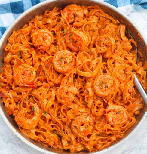 Tagliatelle con gambas, tomate y crema fácil