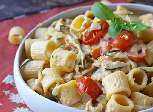 Paste cremoase cu dovlecei, roșii cherry, brânză philadelphia și lămâie