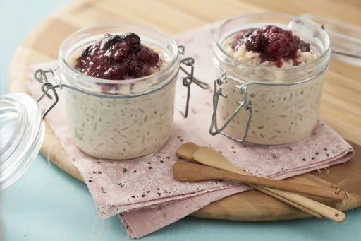 Arroz con leche integral con especias y coulis de frutas