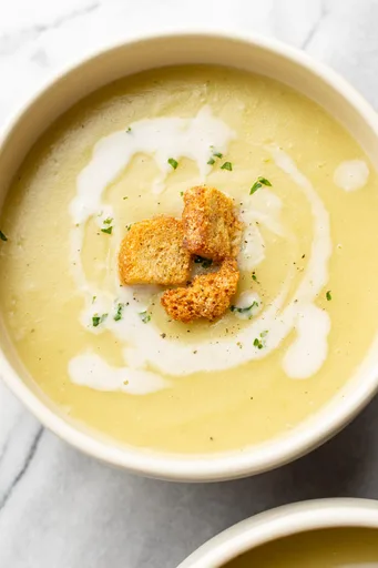 Sopa sencilla de patata y puerro