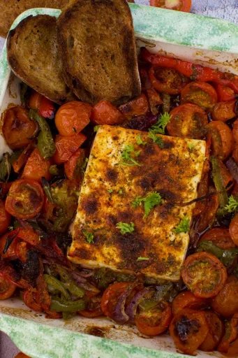 Feta al horno con tomates, pimientos y aceitunas