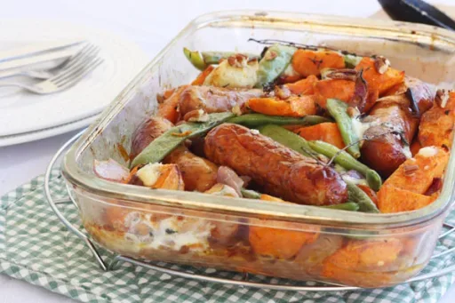 Bandeja de salchichas al horno fácil con patatas dulces y naranja