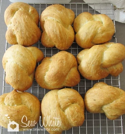 Pesto Bread Rolls