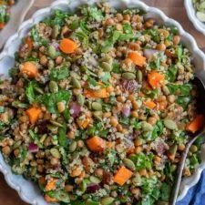 Ensalada de espinacas y lentejas rica en hierro