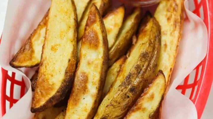 Quartiers de pommes de terre à la friteuse à air
