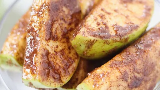 Rodajas de manzana con canela y azúcar sin horno
