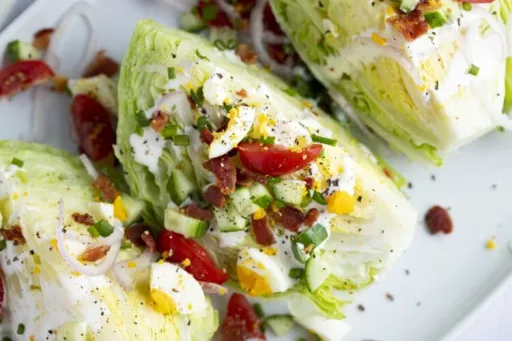 Ensalada saludable de cuña de lechuga