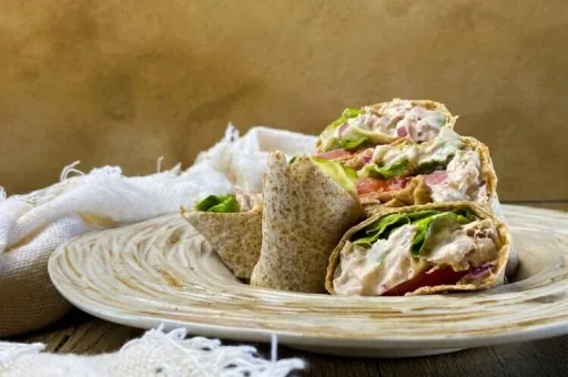 Wraps picantes de atún con sriracha