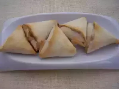 Triangles feuilletés aux noix et aux fromages
