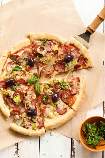 Pizza rellena de longaniza calabresa, puerro y mozzarella