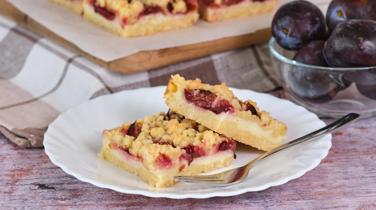 Crumb cake with plums and pudding