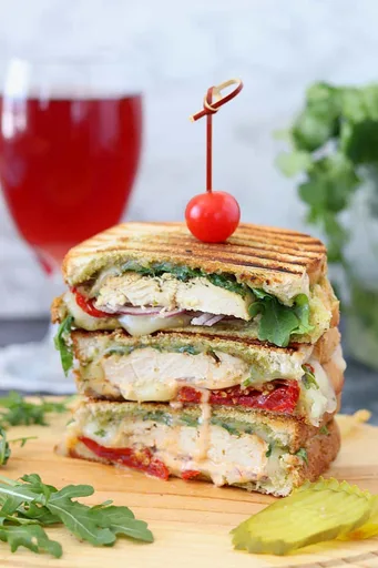 Panini a la parrilla de pollo al pesto