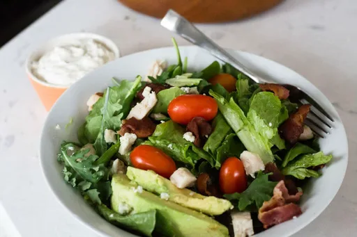 Ensalada de queso azul y tocino
