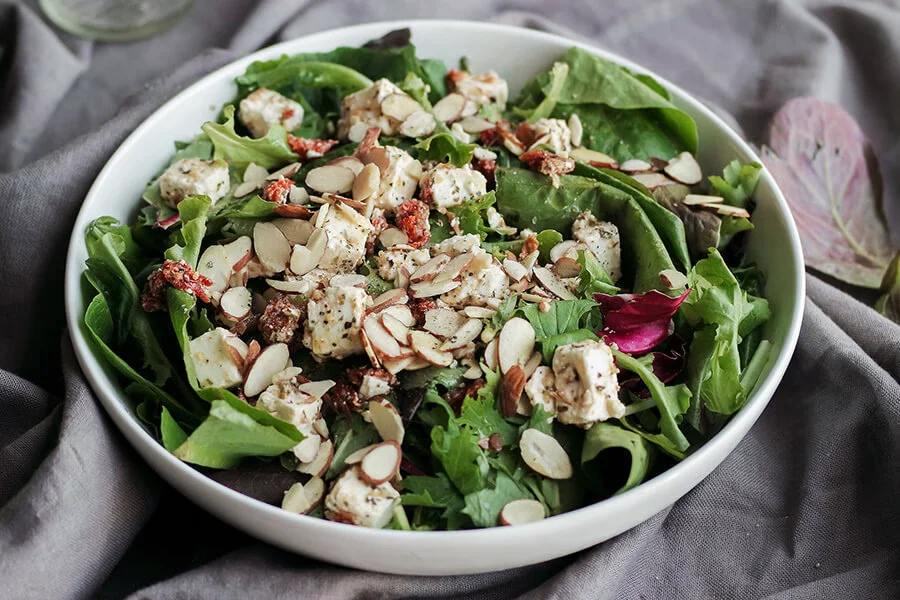 Ensalada de feta marinada y tomates secos de cinco minutos