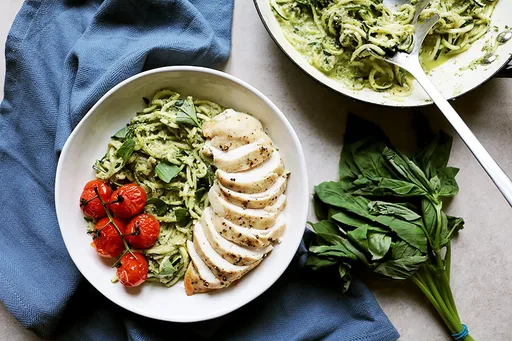 Pasta con pollo y pesto