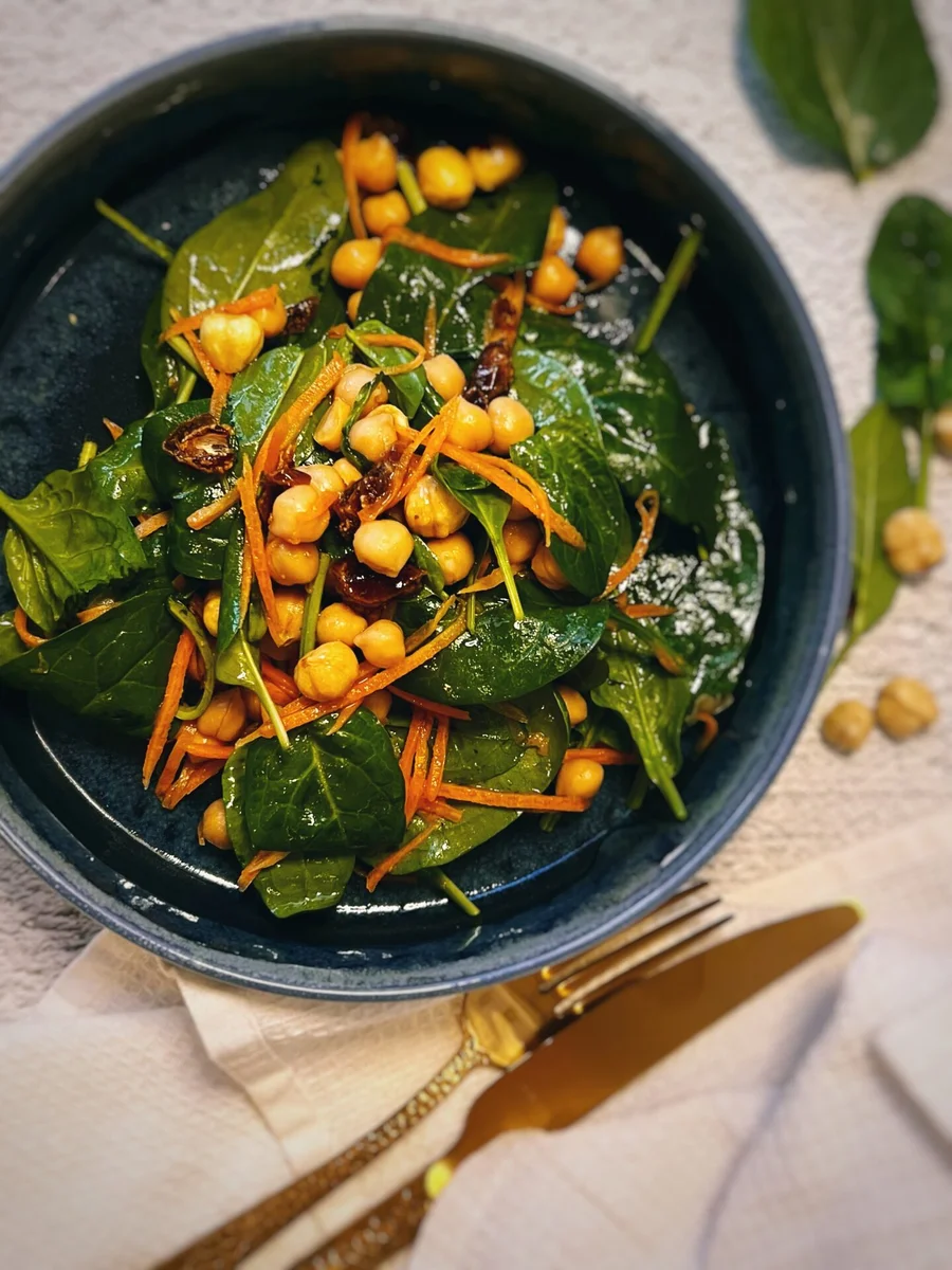Spinach salad with chickpeas