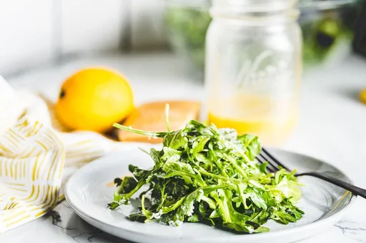 Ensalada de rúcula con vinagreta de limón y parmesano