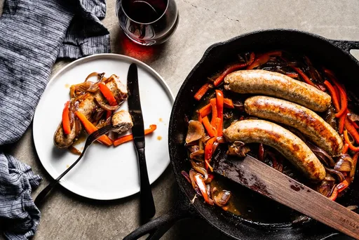 Salchicha y pimientos en una sola sartén