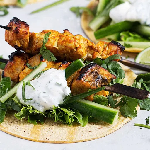 Brochetas de pollo tikka fáciles