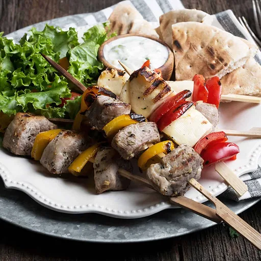 Brochetas de souvlaki de cerdo con queso halloumi