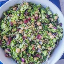 Ensalada crujiente de brócoli con aderezo de arce y mostaza