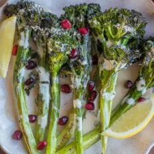 Brocolini asado con tahini al limón