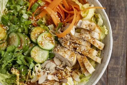 Ensalada de pollo al sésamo y jengibre
