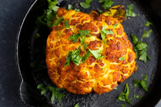 Coliflor entera asada y picante con tahini