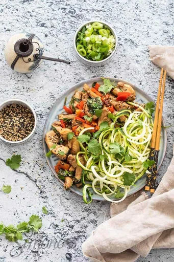 Pollo tailandés con albahaca