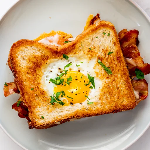 Sándwich de queso fundido con huevo y bacon