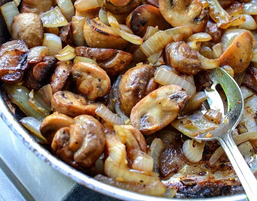 Setas y cebollas salteadas