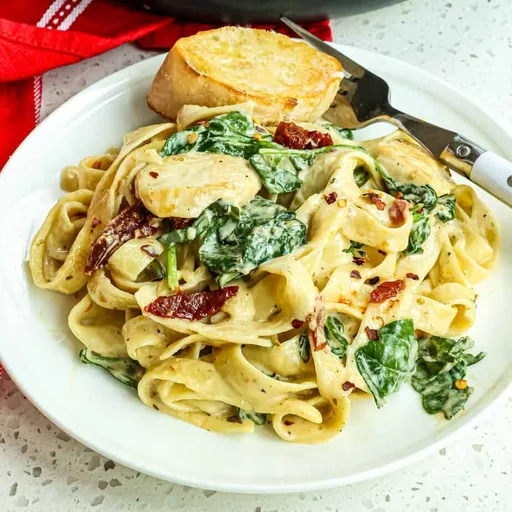 Pasta con pollo a la toscana