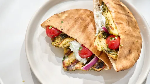Receta de pan de pita con queso halloumi a la parrilla marinado con zhug
