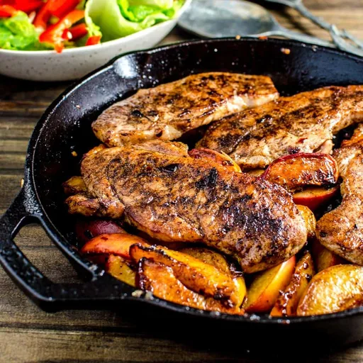 Chuletas de cerdo a la sartén con especias chinas y melocotones