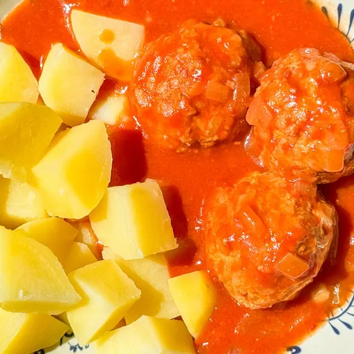 Albóndigas en salsa de tomate con patatas cocidas