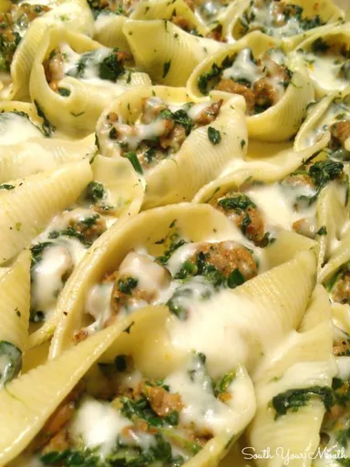 Galets rellenos de salchicha y espinacas con salsa cremosa de ajo