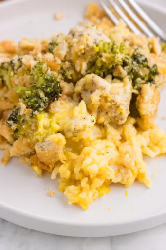 Cazuela de pollo, arroz, brócoli y cheddar