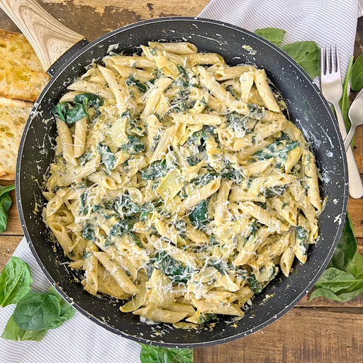 Pasta cremosa de espinacas y alcachofas