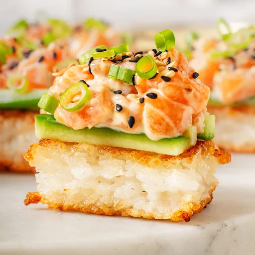 Salmón con arroz crujiente
