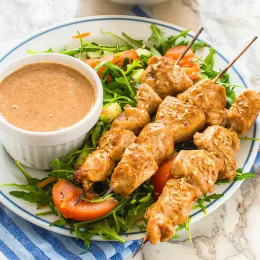 Satay de pollo con crema de almendras
