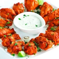 Aletas de pollo tikka al horno