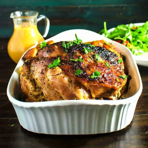 Asado de cerdo estofado a fuego lento con salsa especiada de pera y manzana