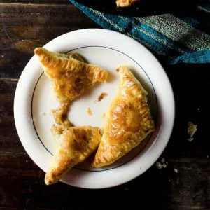 Mini tartaletas de cebolla francesa con queso