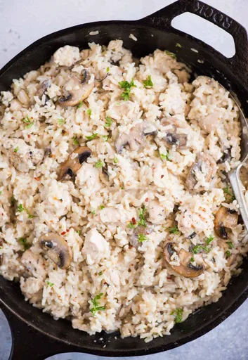 Pollo y arroz cremosos con champiñones y parmesano