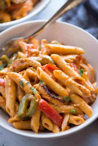 Pasta cremosa con fajita de pollo