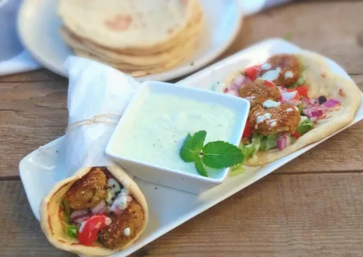 Falafel con tzatziki en pan de pita griego casero