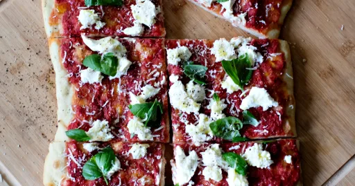 Roomalainen palapizza margherita (Pizza al taglio)